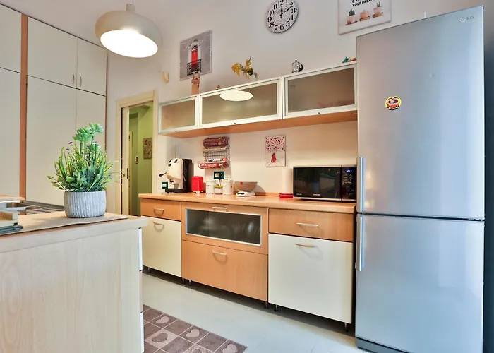 公寓 Guesthost - Happy House 200m From The 萨莱诺